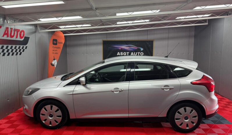 
								FORD FOCUS 2011 full									