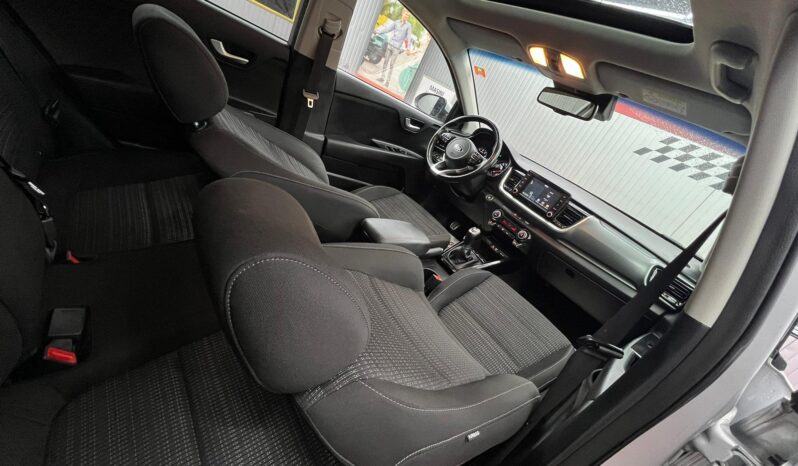 
								KIA STONIC 2018 BENZINA full									