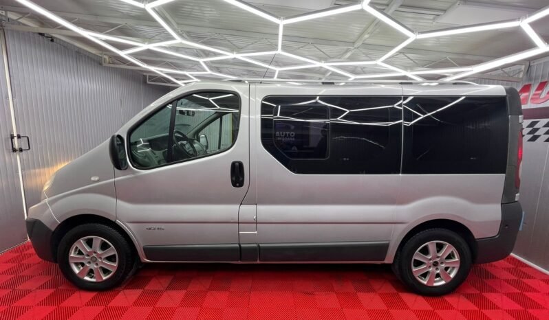 
								RENAULT TRAFIC 9 LOCURI full									