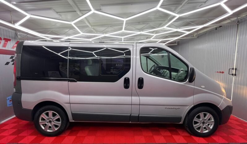 
								RENAULT TRAFIC 9 LOCURI full									