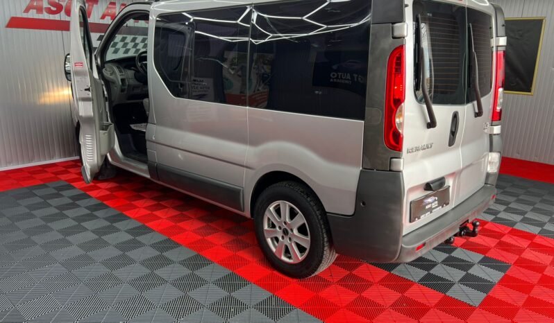 
								RENAULT TRAFIC 9 LOCURI full									